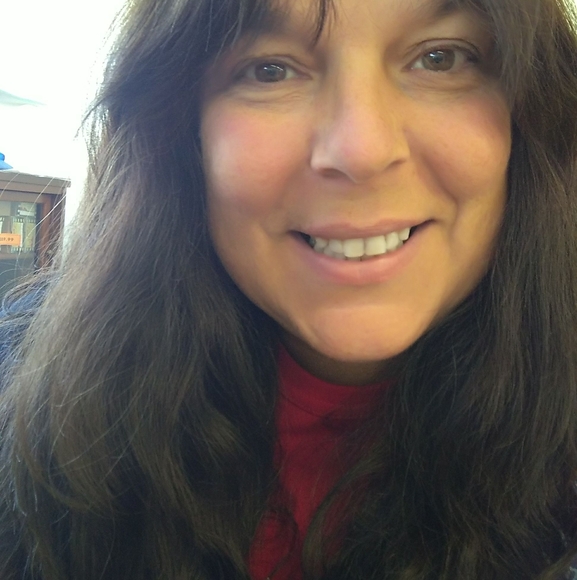 Meet your Posher, Deb 🇨🇦 - Picture 1 of 1